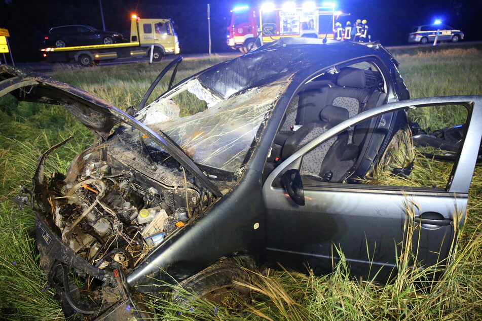 Schwerer Unfall auf der Bundesstraße 2 bei Hundhaupten: Ein Skoda kam von der Straße ab und überschlug sich mehrfach.