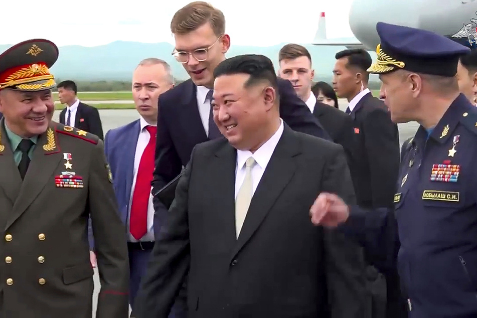 Nordkoreas Staatschef Kim Jong Un (39, m.) mit dem russischen Verteidigungsminister Sergej Schoigu (68m l.) bei der Inspektion russischer Kampfflugzeuge auf dem internationalen Flughafen von Wladiwostok im Fernen Osten Russlands.