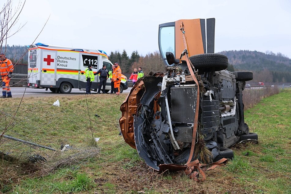 Heftiger Aufprall! Der verunglückte Renault landete auf der Seite liegend im Grünen.