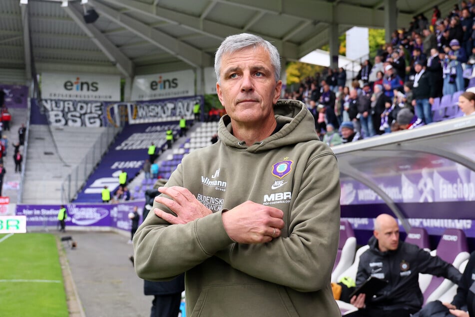 Nach einem schwierigen Start hat Jens Härtel (56) mit seinen Veilchen zuletzt wieder die Kurve gekriegt.