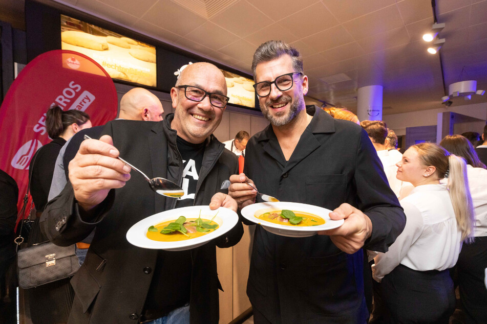 Küchenzentrum-Chef Dirk Hähnchen (54, l.) und Produzent André Stade (51) genießen das Linsensüppchen.