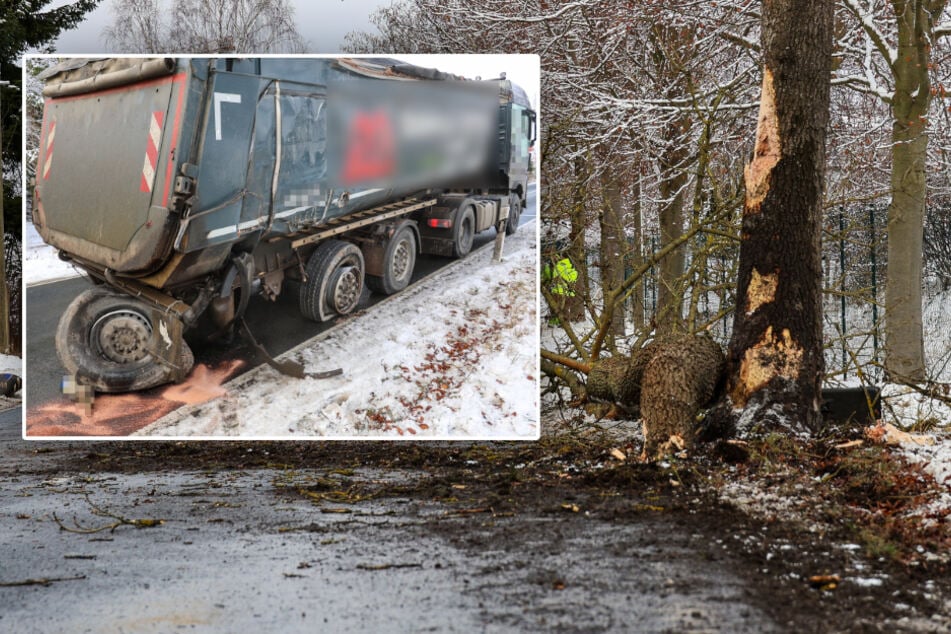 Straße im Erzgebirge stundenlang dicht: Lkw kracht gegen Baum