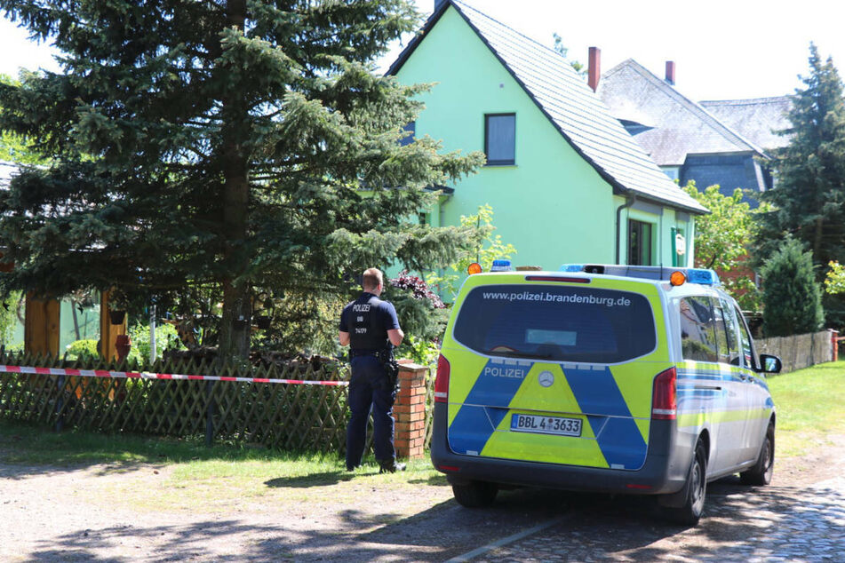 Ein Polizeiwagen steht vor dem Haus in der Parkstraße in Lanz, in dem sich die grausame Tat zugetragen haben soll.