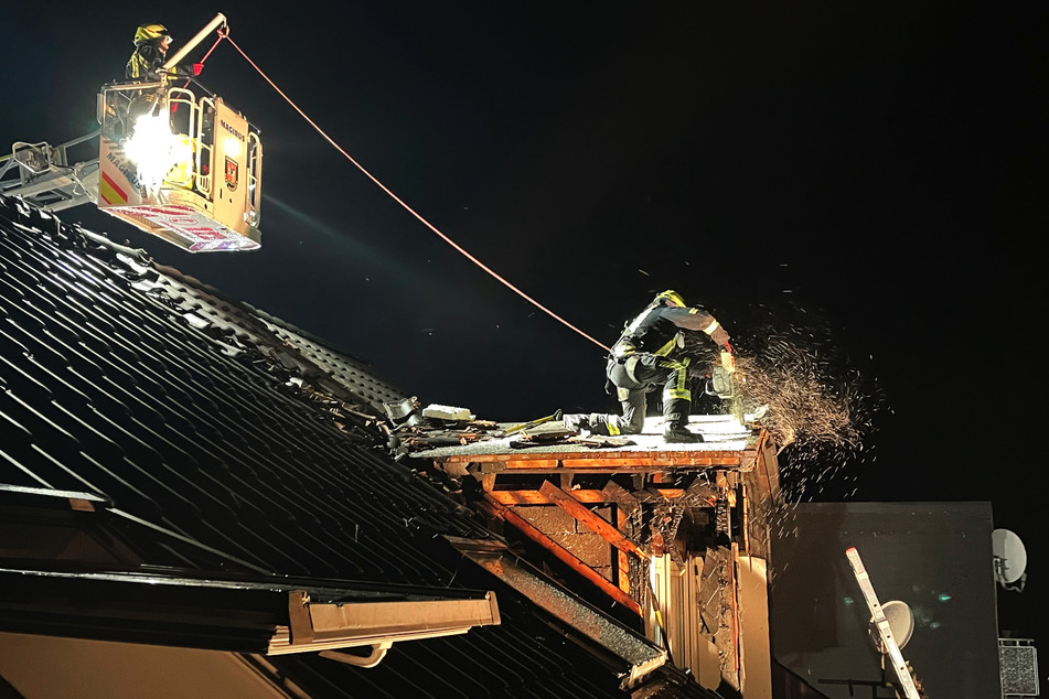 Köln: Dach steht in Flammen: Wohnhausbrand in Olpe, vermisste Person taucht wieder auf!