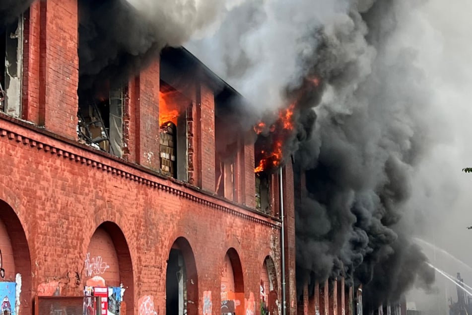 Am Dienstag brach ein Feuer in einer Lagerhalle in Neumünster aus. Am Donnerstag konnte es schließlich gelöscht werden.