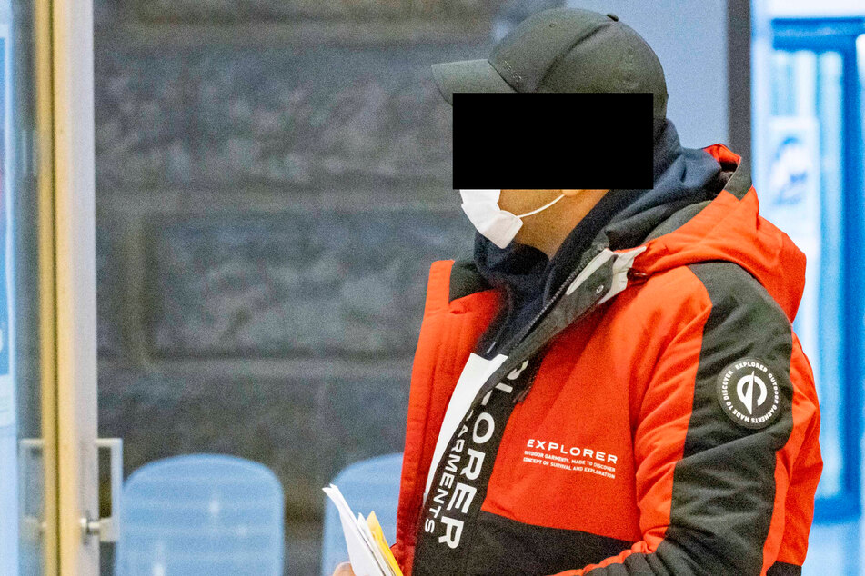 Zu viele "fremde" Kontakte: Sportlehrer sperrt Frau im Auto ein