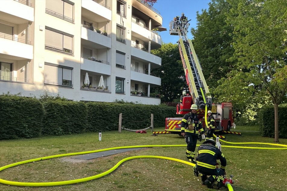 Die Feuerwehrleute kämpften von außen über eine Drehleiter gegen den Brand im Mehrfamilienhaus.