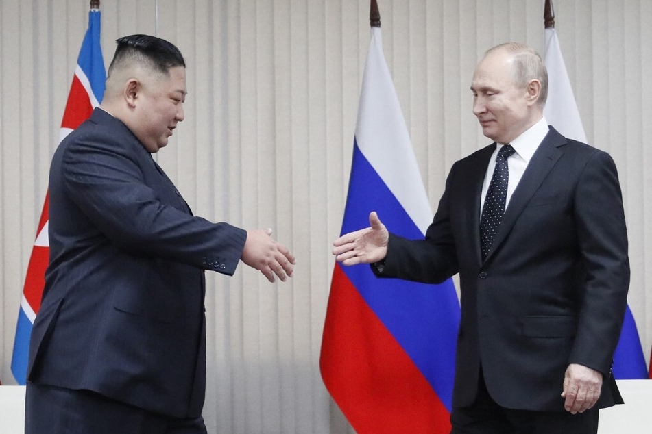North Korean leader Kim Jong Un (l.) shakes hands with Russian President Vladimir Putin.