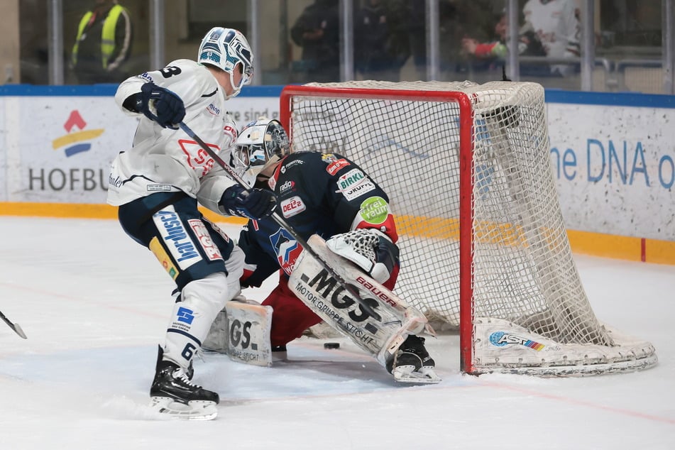 Wie wichtig David Rundqvist sein kann, zeigte der Eislöwen-Stürmer in den Play-downs vergangenes Jahr, als er gegen Selbs Goalie Michael Bitzer (31) einnetzte.