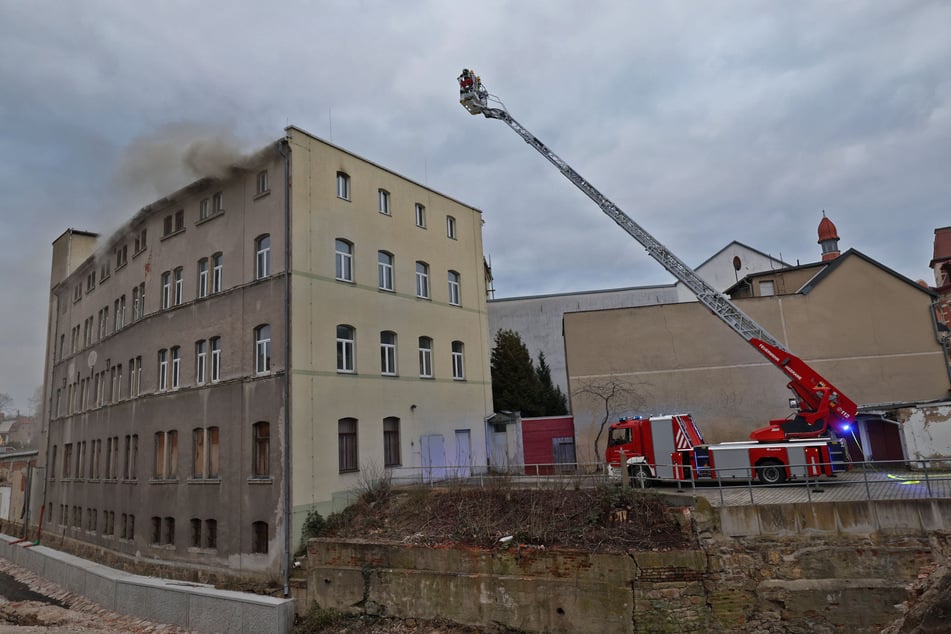 In Meerane (Landkreis Zwickau) brach am frühen Dienstagabend ein Feuer in einer ehemaligen Fabrik aus.
