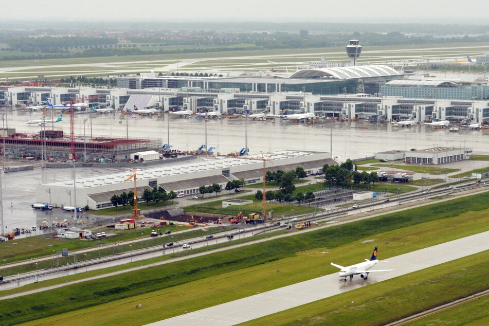 Der Münchner Flughafen schließt eine seiner beiden Start- und Landebahnen wegen anstehender Sanierungsarbeiten für drei Monate.