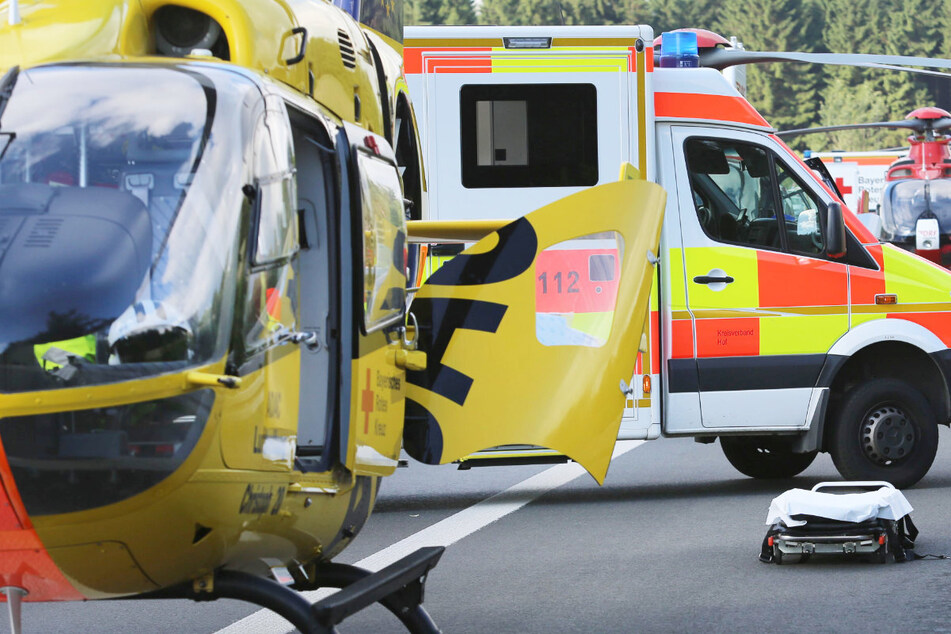 Die Rettungskräfte waren nach dem schweren Unfall in Bayern unter anderem mit einem Hubschrauber vor Ort im Einsatz. (Symbolbild)