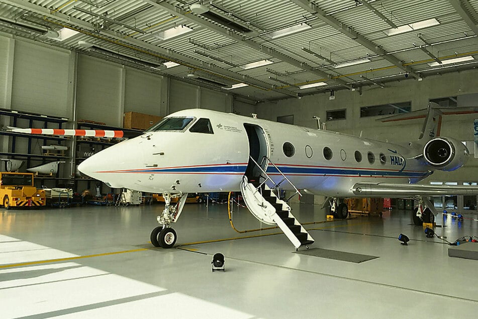 Das Forschungsflugzeug HALO steht im Hangar bereit. Klimaforscher wollen mit Messflügen die Auswirkung von Eiswolken auf die Erderwärmung erkunden.