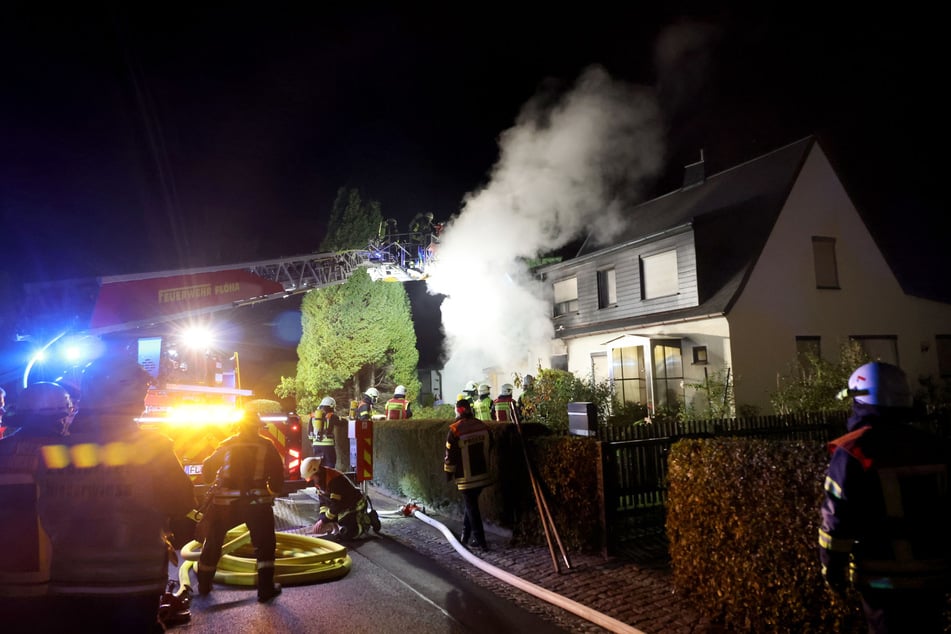 Dichter Rauch stieg in den Himmel: In Niederwiesa (Landkreis Mittelsachsen) brannte am Sonntagabend ein Wohnhaus.