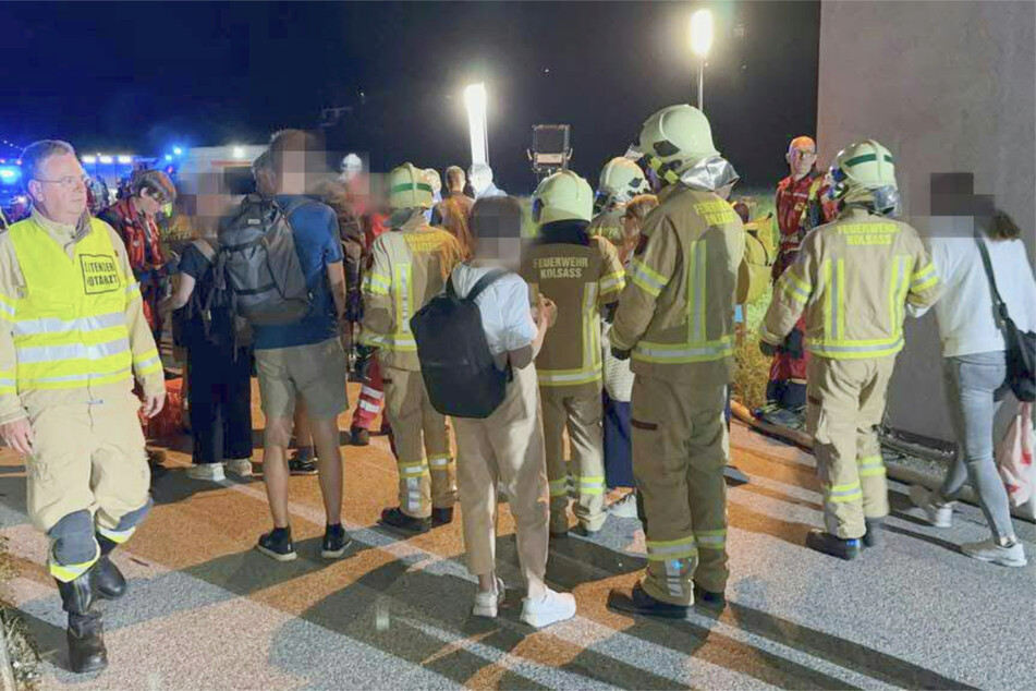 Mehr als 150 Menschen mussten nach dem Feuer in dem Bahntunnel von der Feuerwehr evakuiert werden.