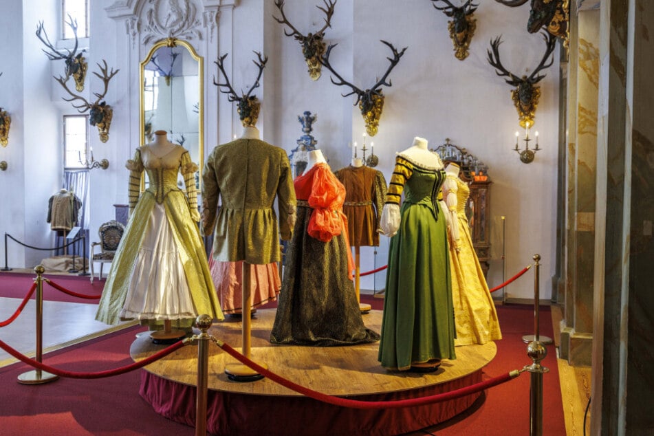 Auf einem Drehteller ausgestellt, "tanzen" die Kostüme mit.