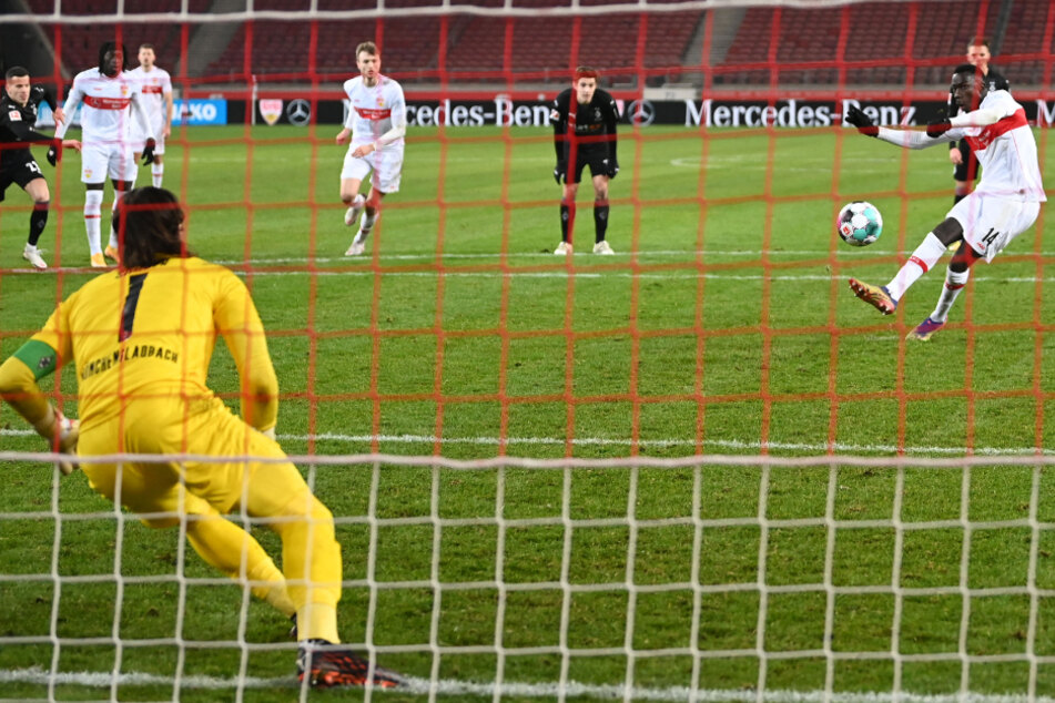 Silas Wamangituka (21) trifft für den VfB Stuttgart vom Punkt zum 2:2-Last-Minute-Ausgleich.
