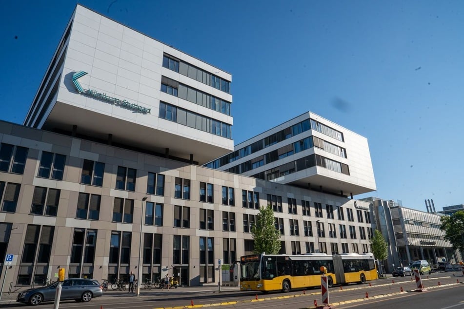 Die verletzte Frau kam mit Stich- und Brandverletzungen in eine Klinik, wo sie operiert wurde.