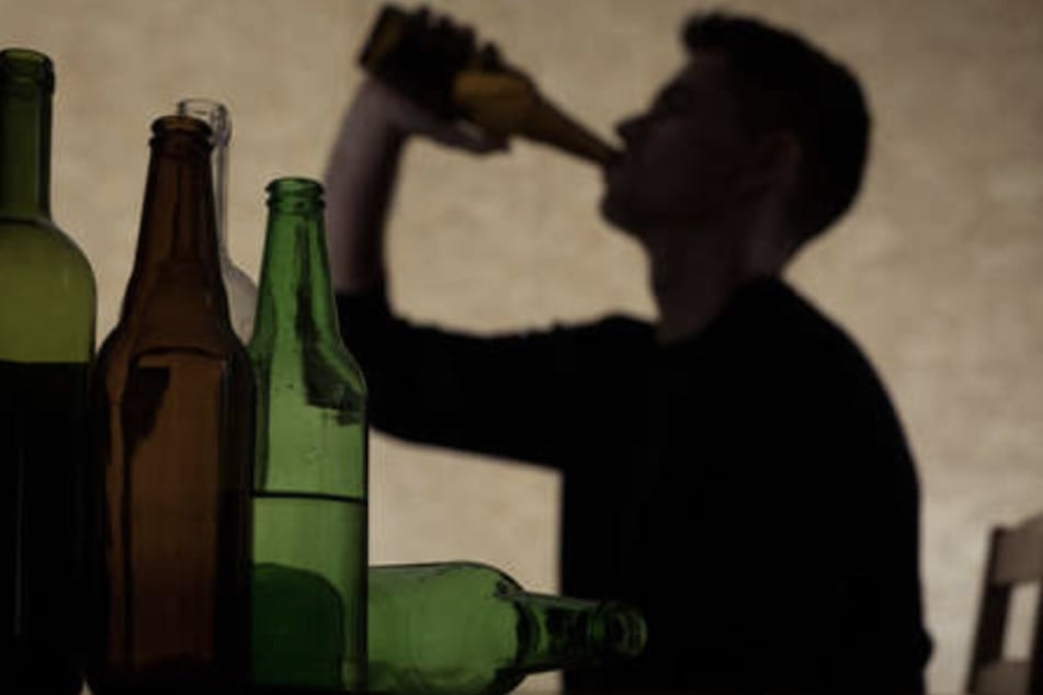 Betrunkener Transporterfahrer (29) ohne Führerschein fährt gegen Hauswand