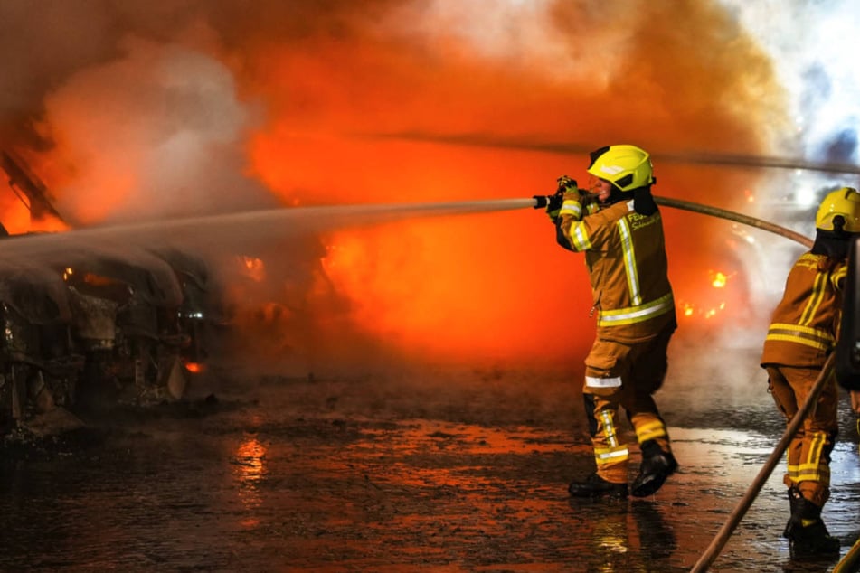 Die Feuerwehrleute haben die Flammen zunächst mit Wasser gelöscht ...