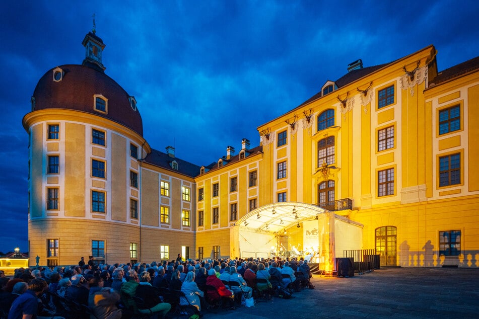 Das Moritzburger Schloss als Konzertkulisse im Abendlicht.