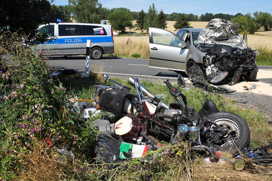 Der Zusammenprall mit dem VW war so heftig, dass das Biker-Paar noch am Unfallort verstarb.