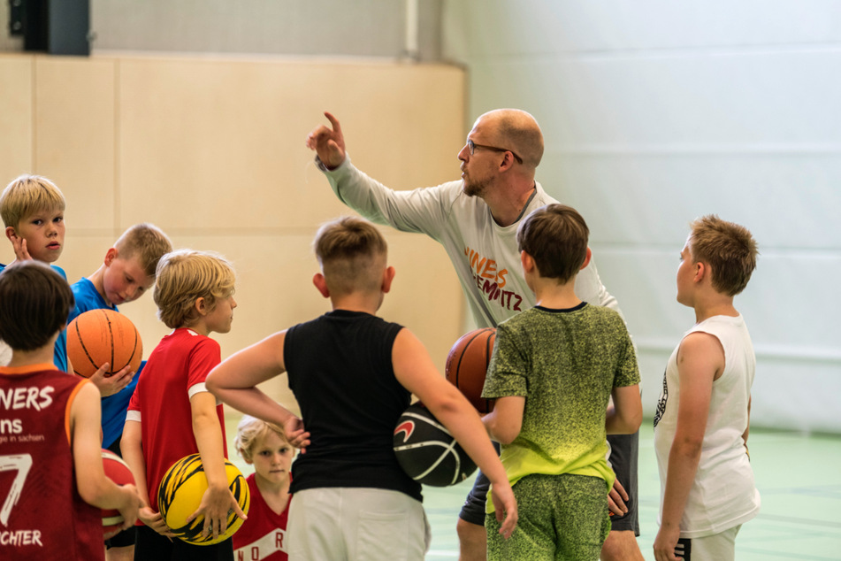 Wie hier beim Training mit Sascha Prötzig (38) können Kinder beim Programm "Aufholen nach Corona" von den Vollprofis von Niners, CFC und Co. lernen.