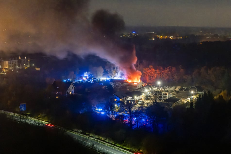 Im südosthessischen Maintal-Bischofsheim kam es am Donnerstagabend zu einem Großeinsatz der Feuerwehr aufgrund eines Feuers in einer Lagerhalle.