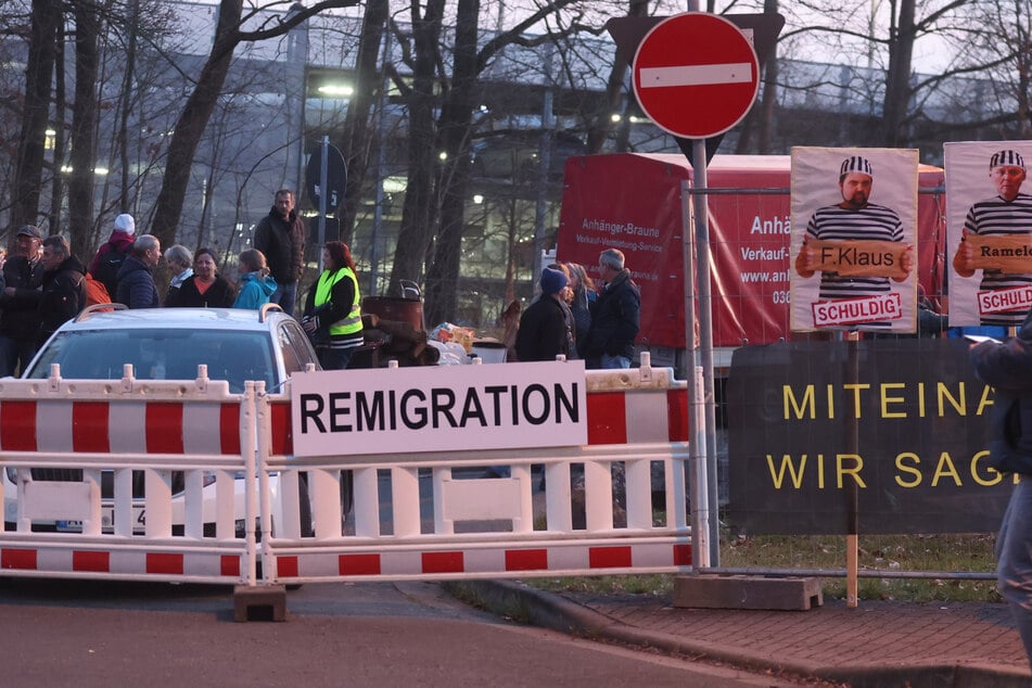 Dutzende Menschen protestieren gegen neues Flüchtlingsheim in Gera
