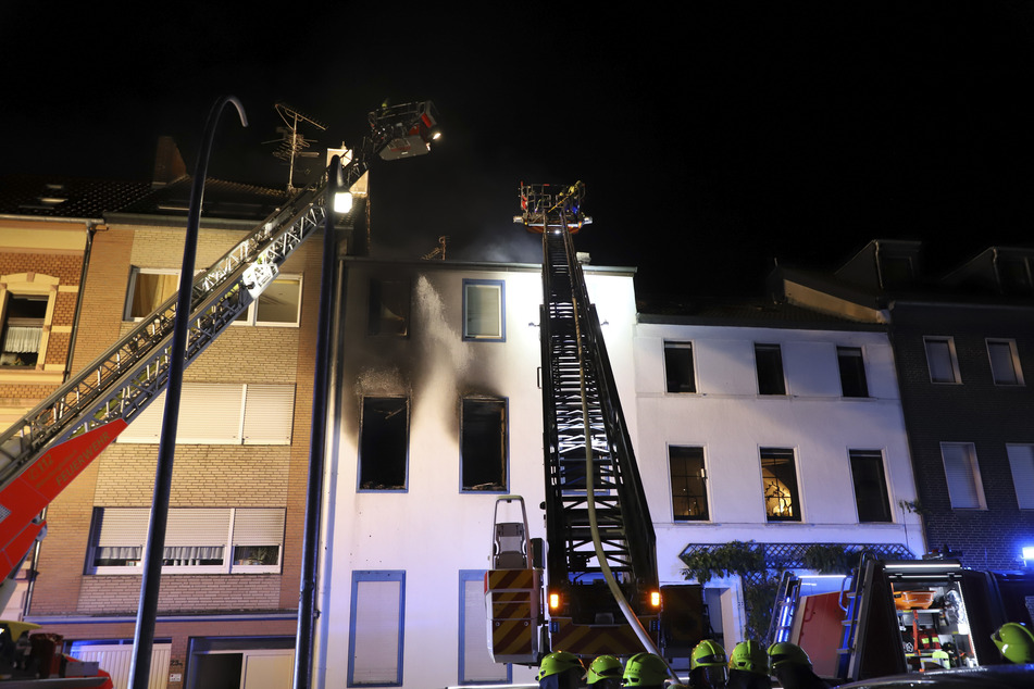 Das Feuer war vermutlich im ersten Stock des Mehrfamilienhauses ausgebrochen.