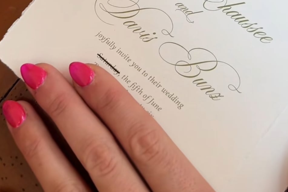 Skutečně hloupá chyba: na svatební pozvánce je uvedeno sobota 5. června. Bohužel je 5. červen 2026 pátek.