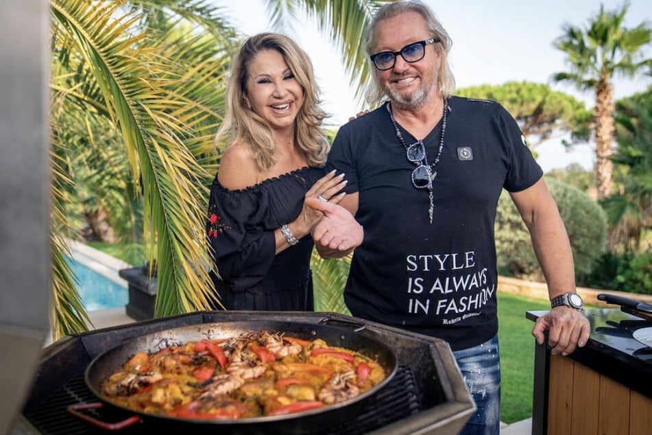 Gemeinsames Essen mit Ehefrau Carmen Geiss in einem seiner vielen Häuser.