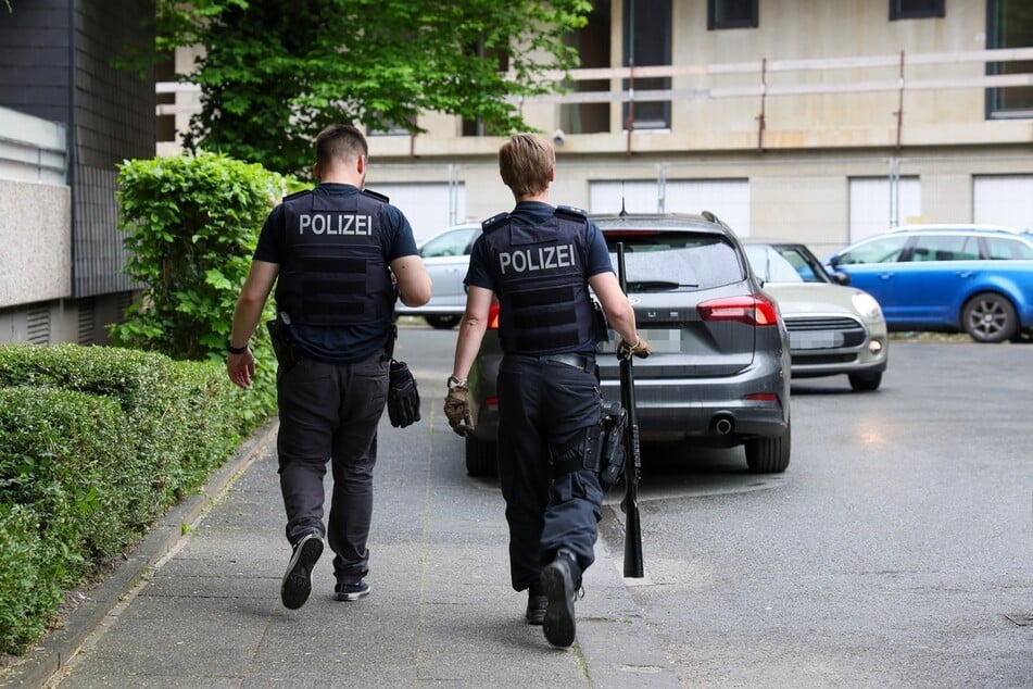In der Wohnung eines 38-Jährigen lag unter anderem eine funktionsfähige Maschinenpistole.