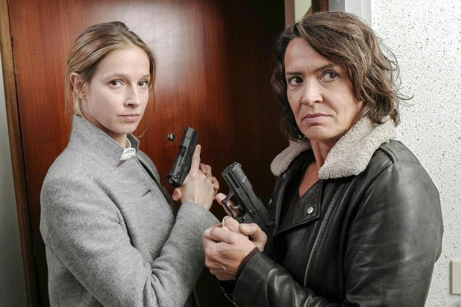 Lena Odenthal (Ulrike Folkerts, 64, r.) und Johanna Stern (Lisa Bitter, 41) ermitteln in Ludwigshafen