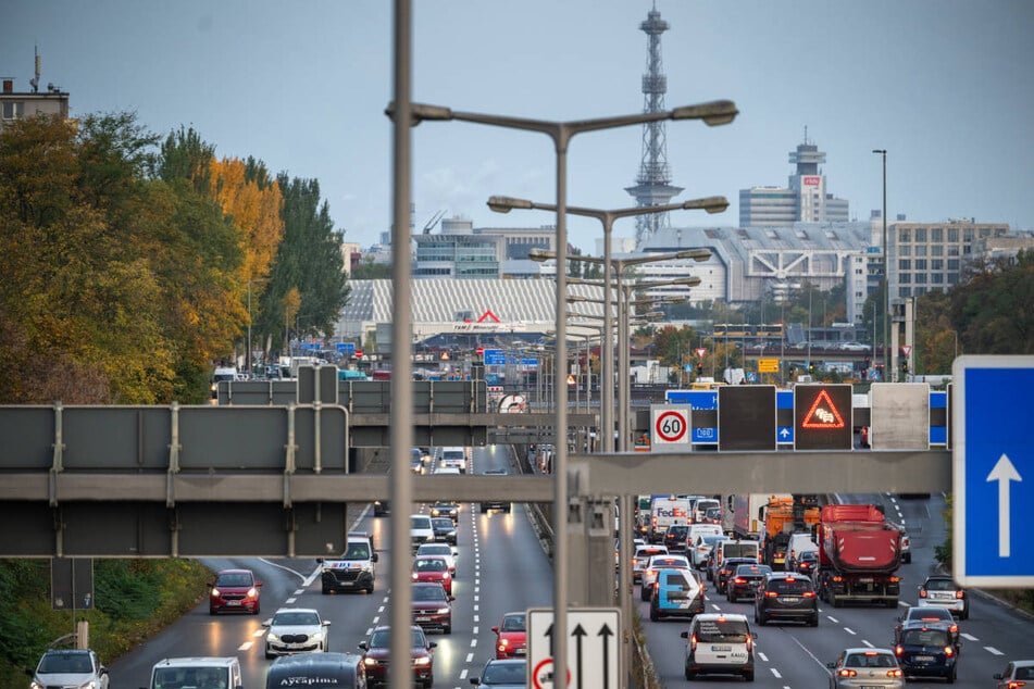 Durch die Einengung auf zwei Fahrstreifen wird sich der Verkehr an der A100 über die Mecklenburgische Straße zusätzlich stauen. (Archivfoto)