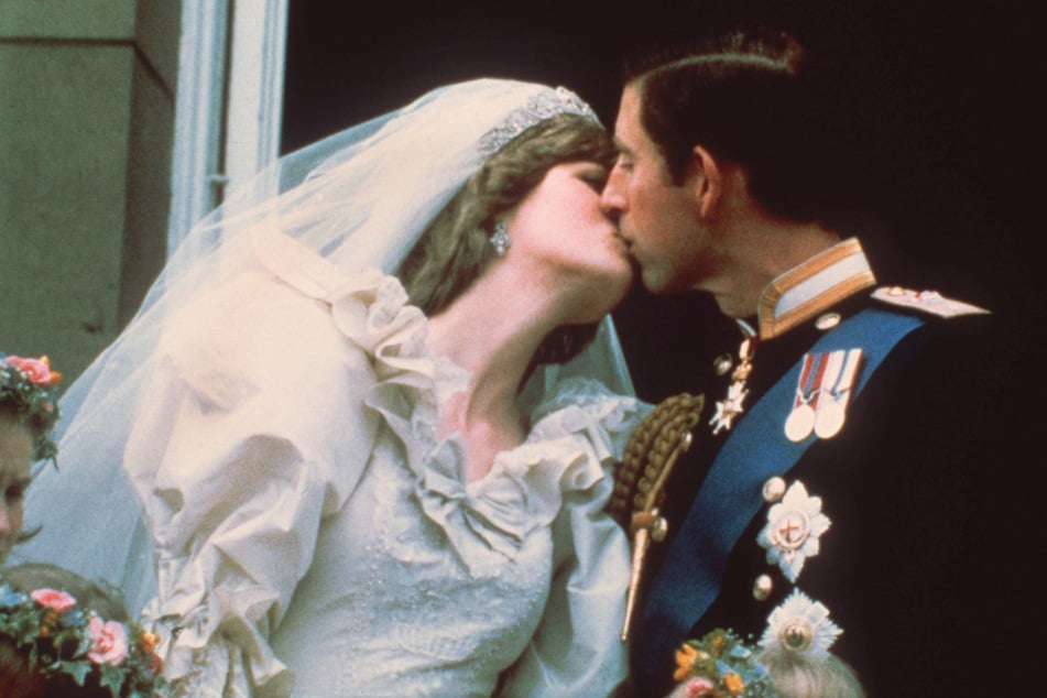 Prinz Charles und Lady Diana Spencer heirateten am 29. Juli 1981. Hunderte Millionen verfolgetn im TV, wie die damals 20-Jährige den frisch angetrauten britischen Thronfolger (damals 32) auf dem Balkon des Buckingham Palace küsste.