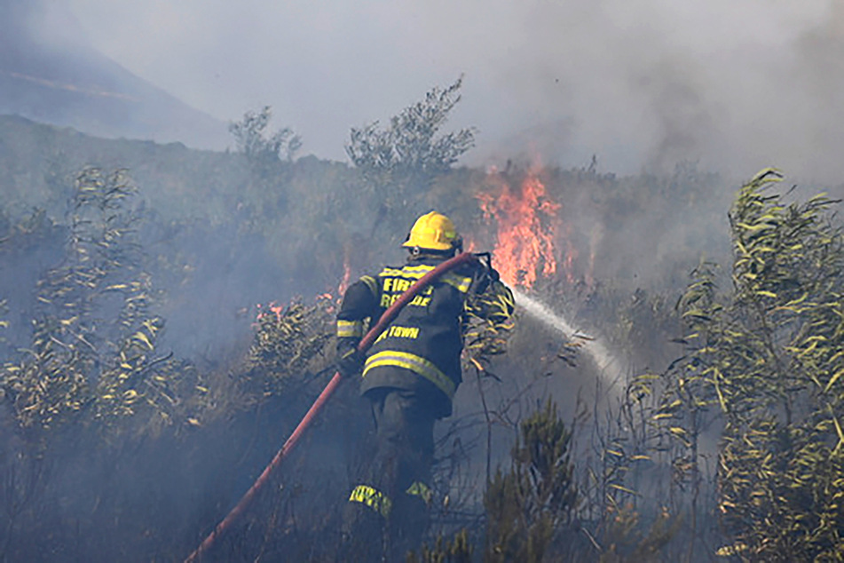 Ein Feuerwehrmann im Einsatz am Tafelberg. Einige der Wehren erlitten Brandwunden.