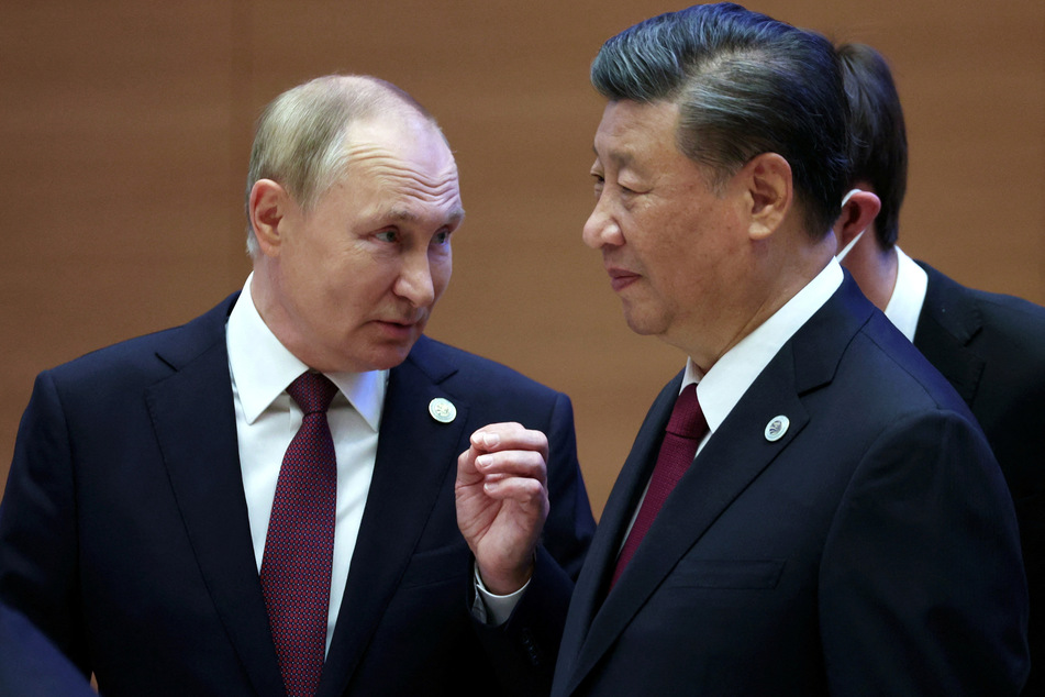 Russian President Vladimir Putin (l.) speaks with Chinese President Xi Jinping during the Shanghai Cooperation Organization summit in Samarkand, Uzbekistan.