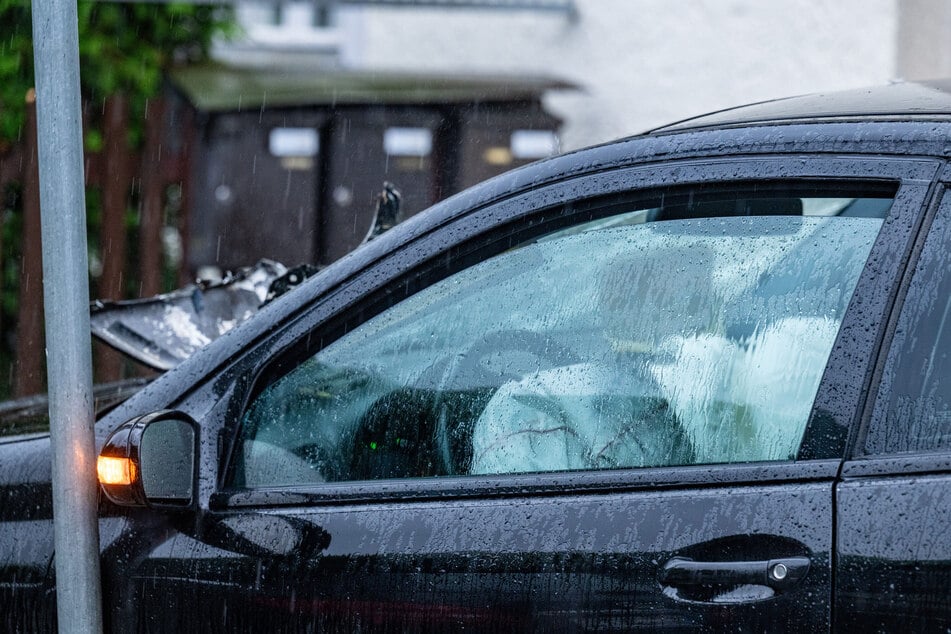Das Auto des Mannes wurde bei der Tat beschädigt.
