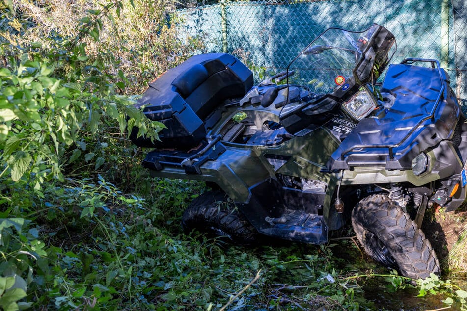 Fahrfehler mit Folgen: Quad landet im Graben - Zwei Verletzte nach Unfall