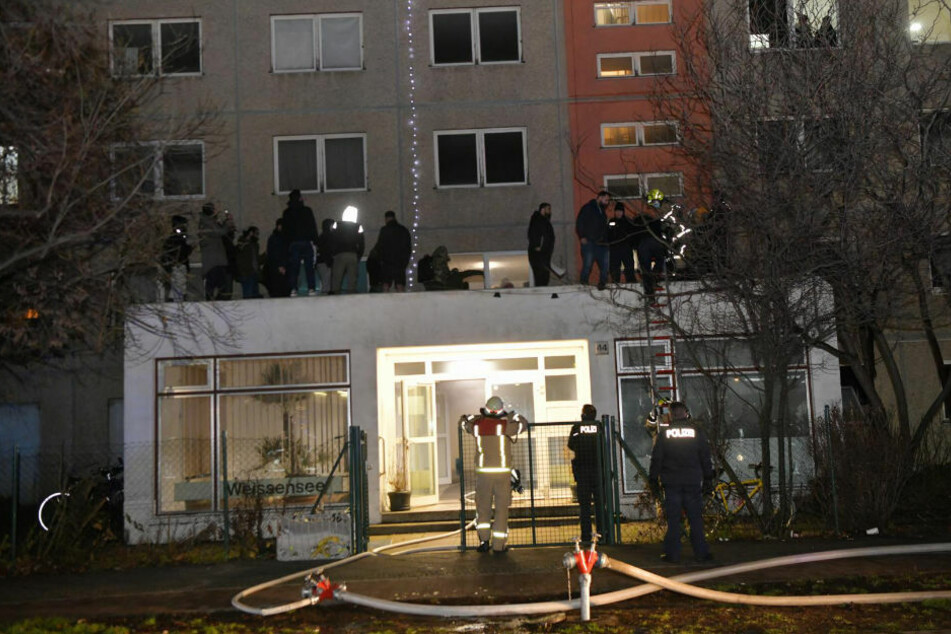 Bei dem Brand in Weißensee mussten 50 Menschen über ein Vordach in Sicherheit gebracht werden.