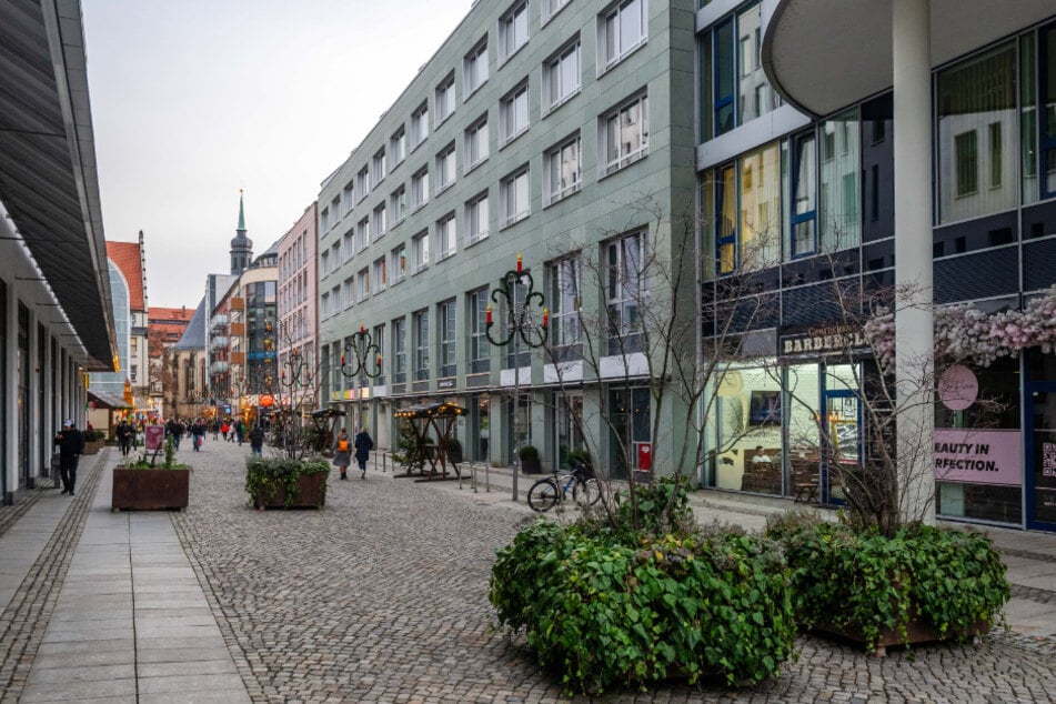 Trotz großer Pflanzkübel kommen Fahrzeuge auch durch die Webergasse auf den Weihnachtsmarkt durch.