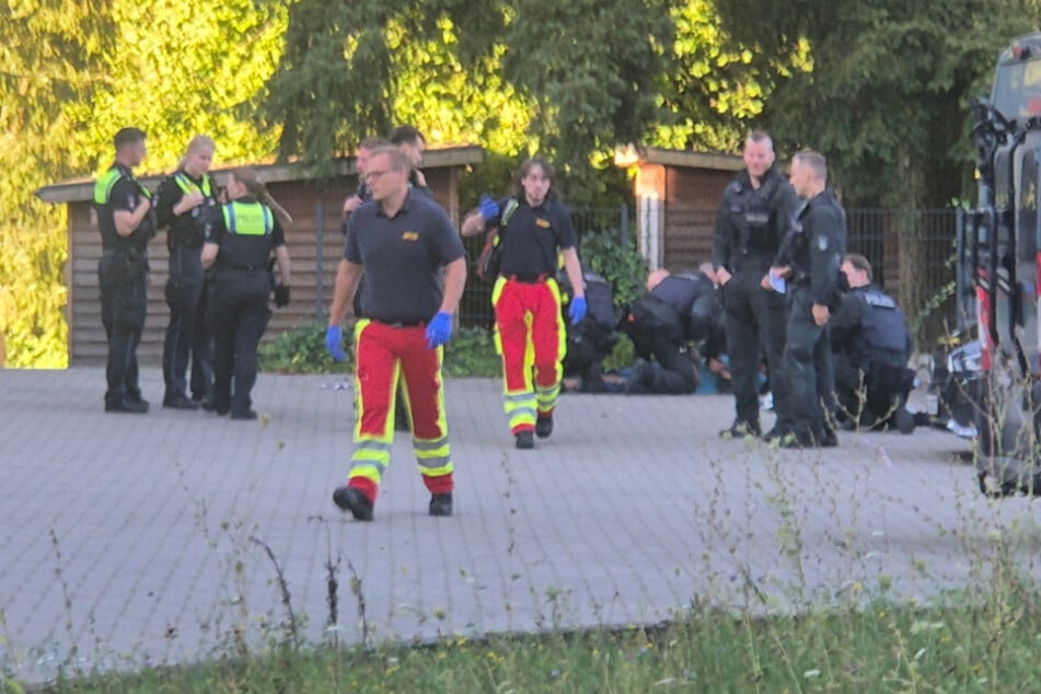 Der Mann wurde von der Polizei zu Boden gebracht.