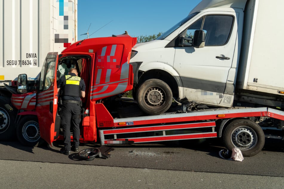 Am Stauende kollidierte ein Transporter mit einem Lkw. Der geladene Transporter schob sich nach vorn und drückte das Fahrerhaus ein.