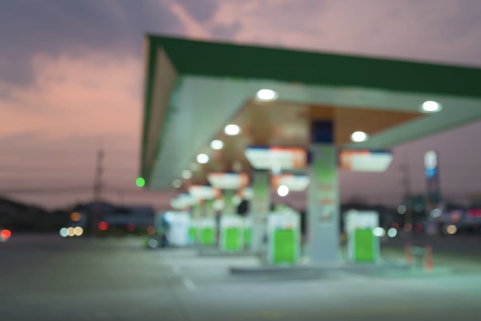 Vermummter überfällt Tankstelle: Mehrere Tausend Euro und Tresor als Beute