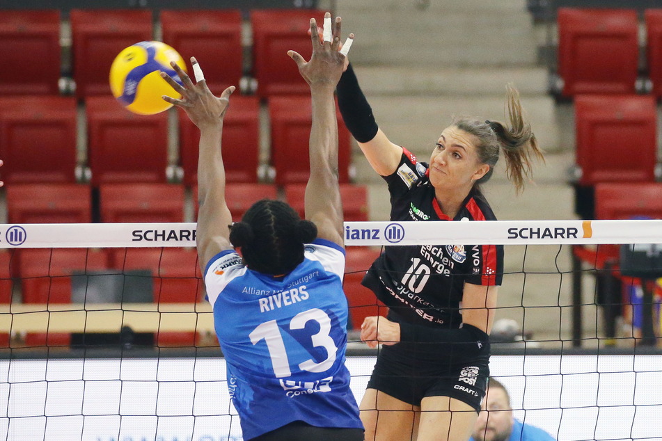 Lena Stigrot (r.) und die restlichen Schmetterlinge spielten klasse, aber auf der anderen Seite holte allein Krystal Rivers für Stuttgart 36 Punkte und drehte damit das Spiel.