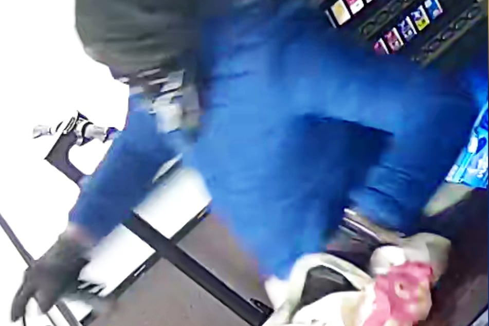 Der Kriminelle floh ohne Beute aus der Spielhalle in Frankfurt-Heddernheim. Die Polizei fahndet nach dem Mann und hofft auf Hinweise aus der Bevölkerung.