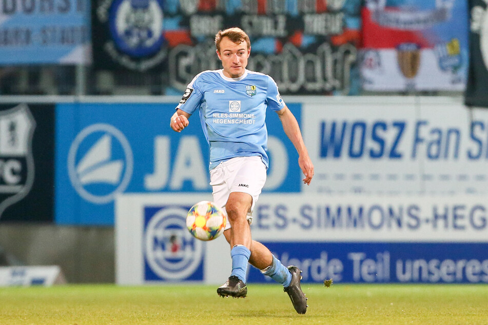 So werden wir CFC-Mittelfeldmalocher Daniel Bohl wohl eine Weile nicht sehen: Spielend auf dem Rasen.