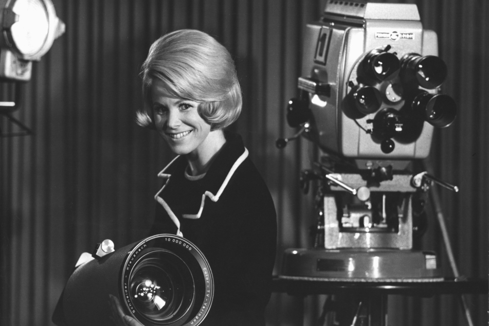 Karin Tietze-Ludwig (79), Ansagerin des Hessischen Rundfunks (hr), steht zwischen Fernsehkameras. (Archiv-Aufnahme von Januar 1967)