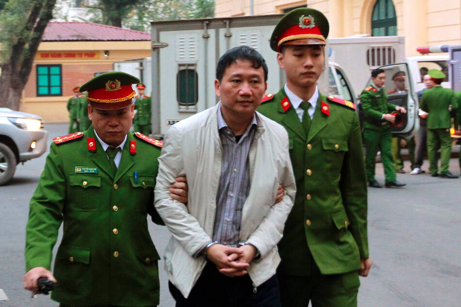 In Vietnam wurde der Geschäftsmann Trinh Xuan Thanh (M.) nach seiner Entführung zu lebenslanger Haft verurteilt. (Archivfoto)